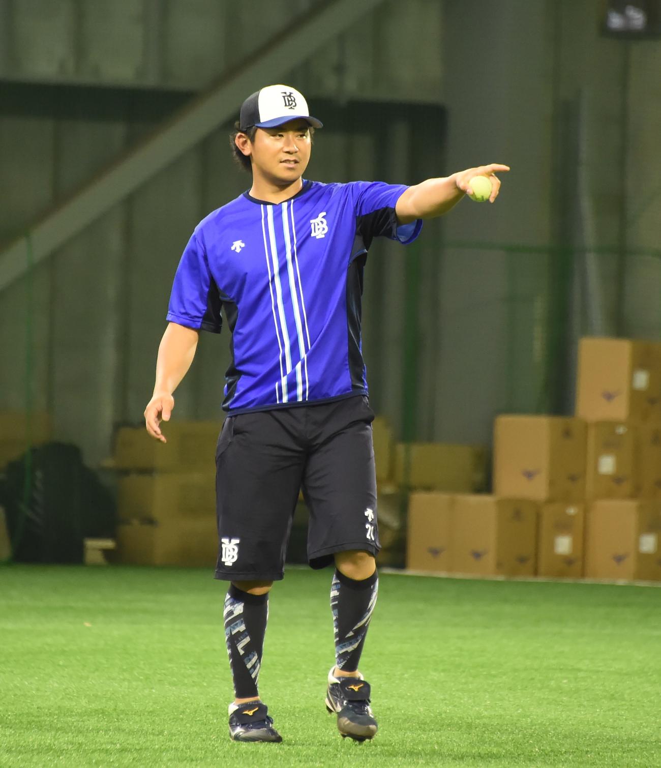 室内練習場で調整するDeNA今永（撮影・鈴木正章）
