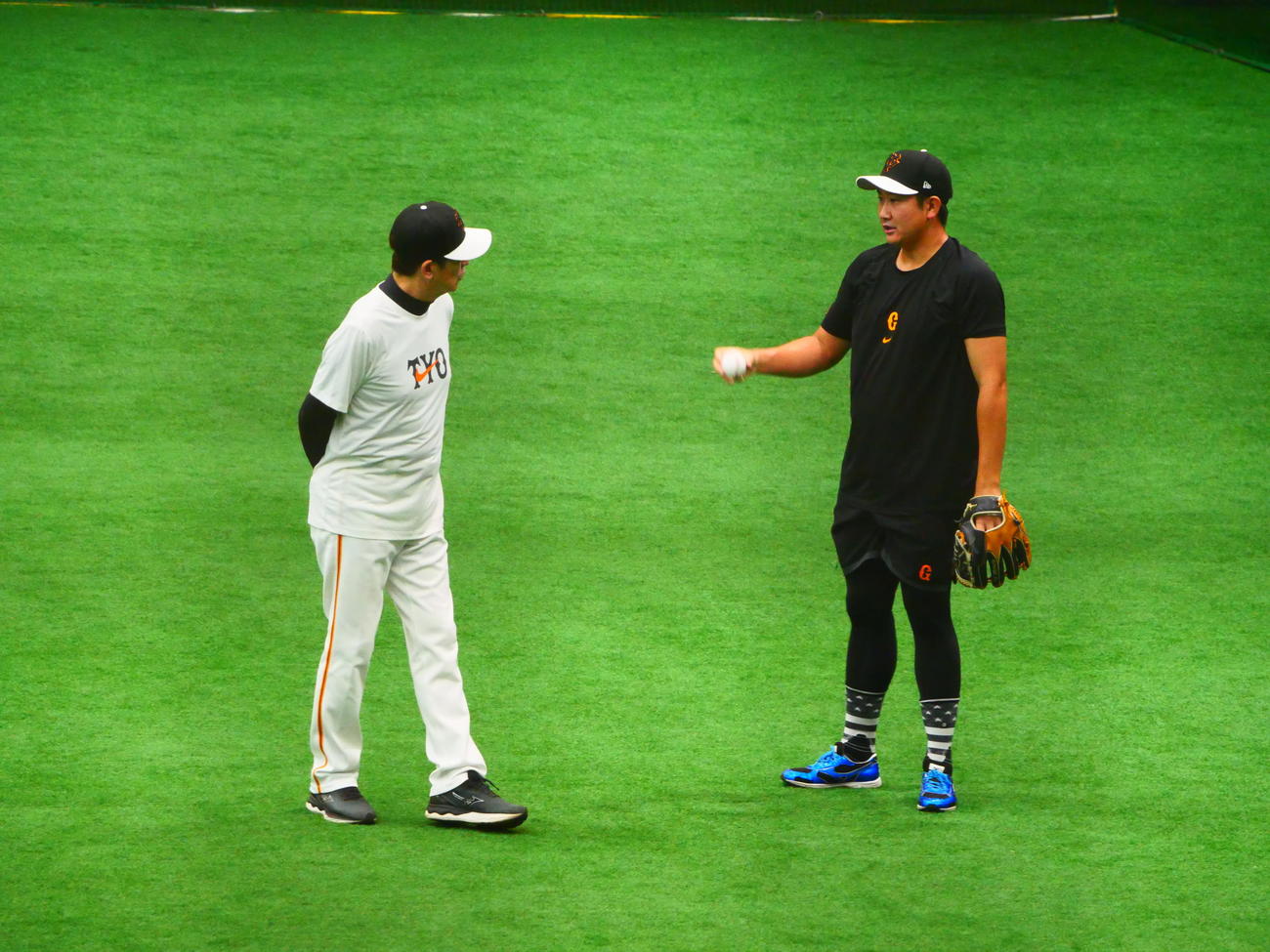 巨人阿波野投手チーフコーチと話をする菅野（右）（撮影・上田悠太）