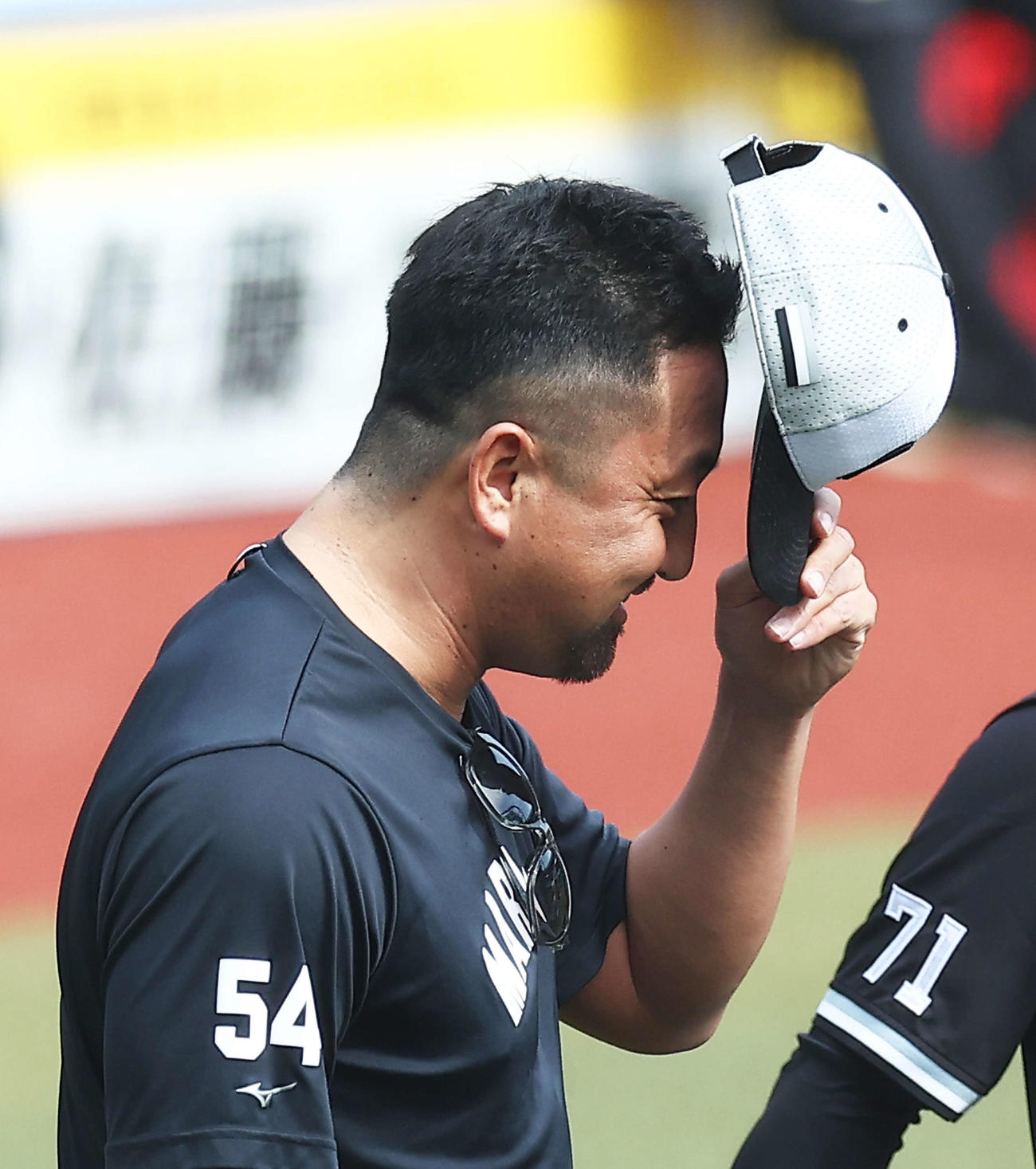 整髪した頭で練習に臨むロッテ沢村拓一（23年6月1日撮影）
