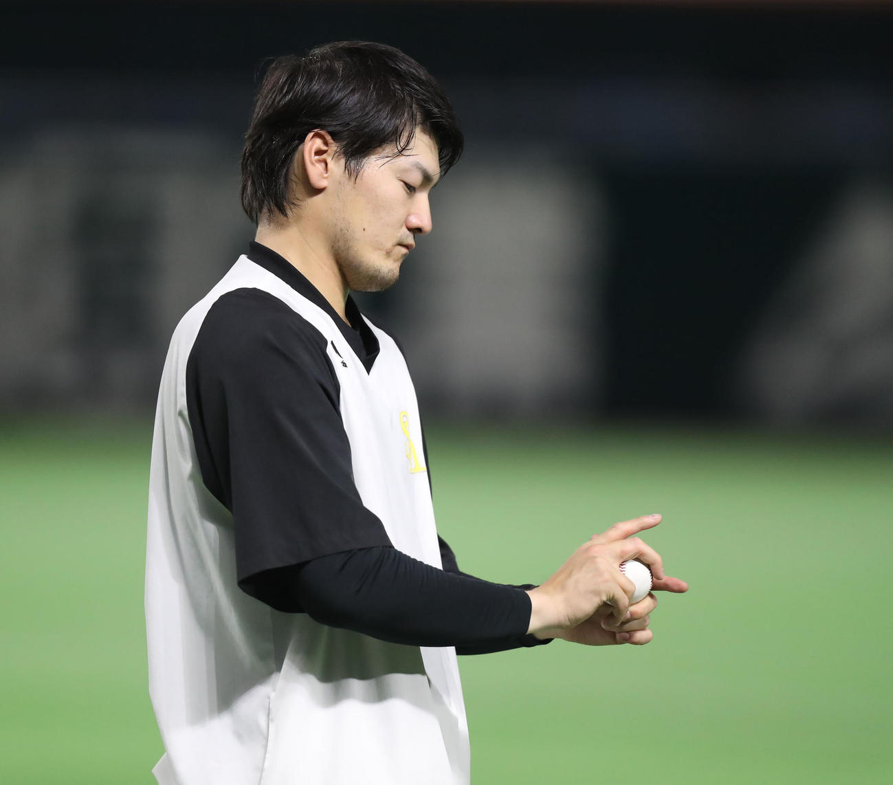 ボールの握り方を確認する有原（撮影・冨田成美）