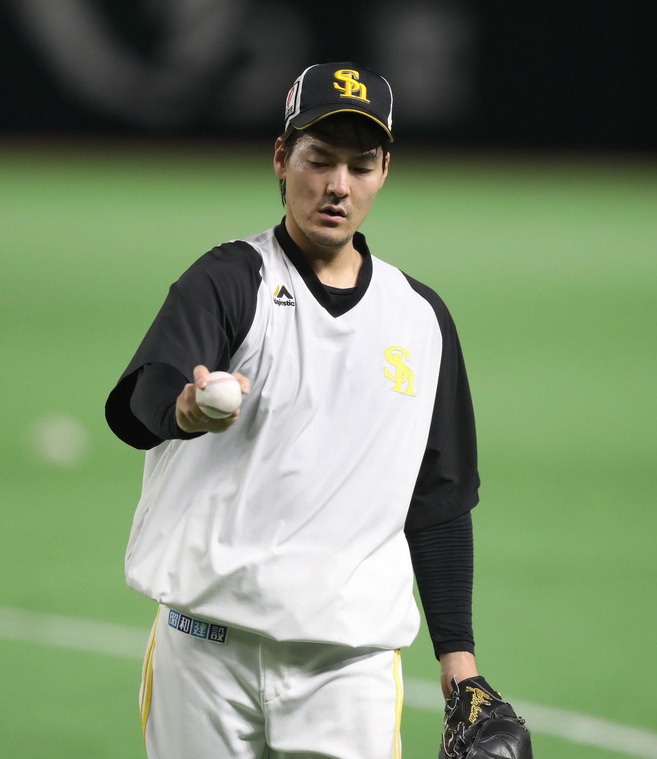 キャッチボールを終えて、握りの確認をする有原（撮影・冨田成美）