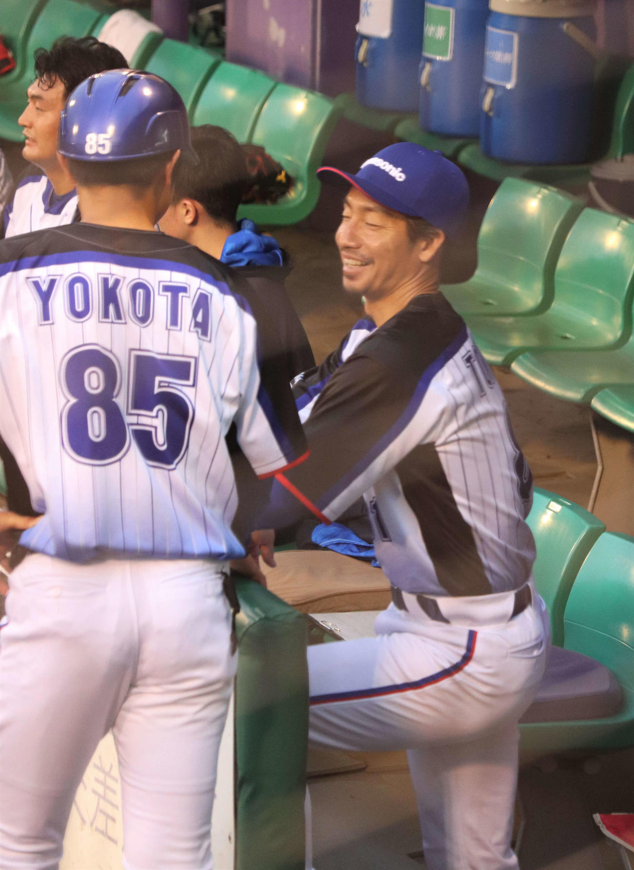 都市対抗近畿地区二次予選　パナソニック対日本生命　イニング間に横田拓也コーチと談笑するパナソニックの鳥谷敬コーチ（撮影・中島麗）