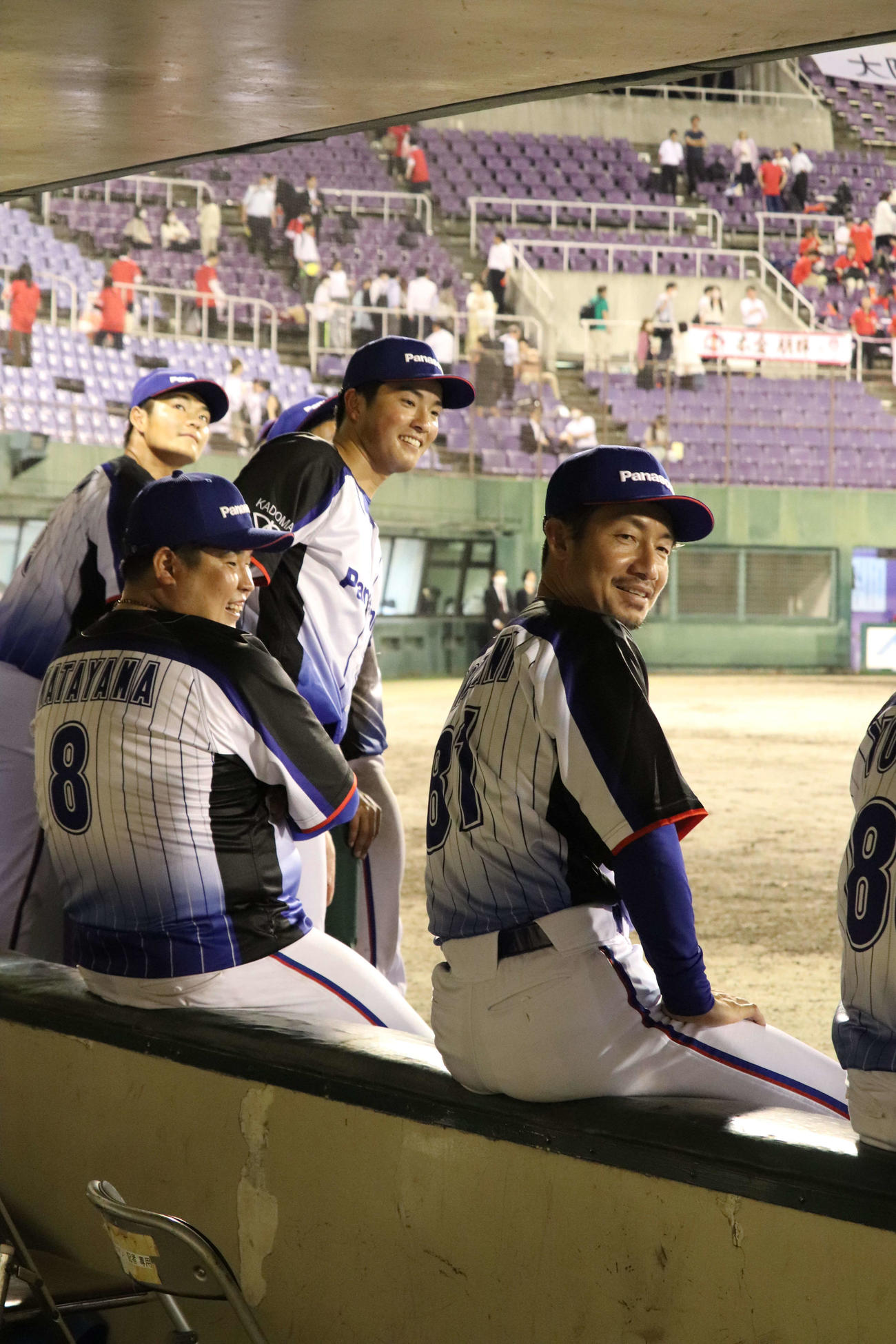 2年ぶりに都市対抗出場を決めたパナソニックの選手たちと話す鳥谷コーチ(右）（撮影・中島麗）