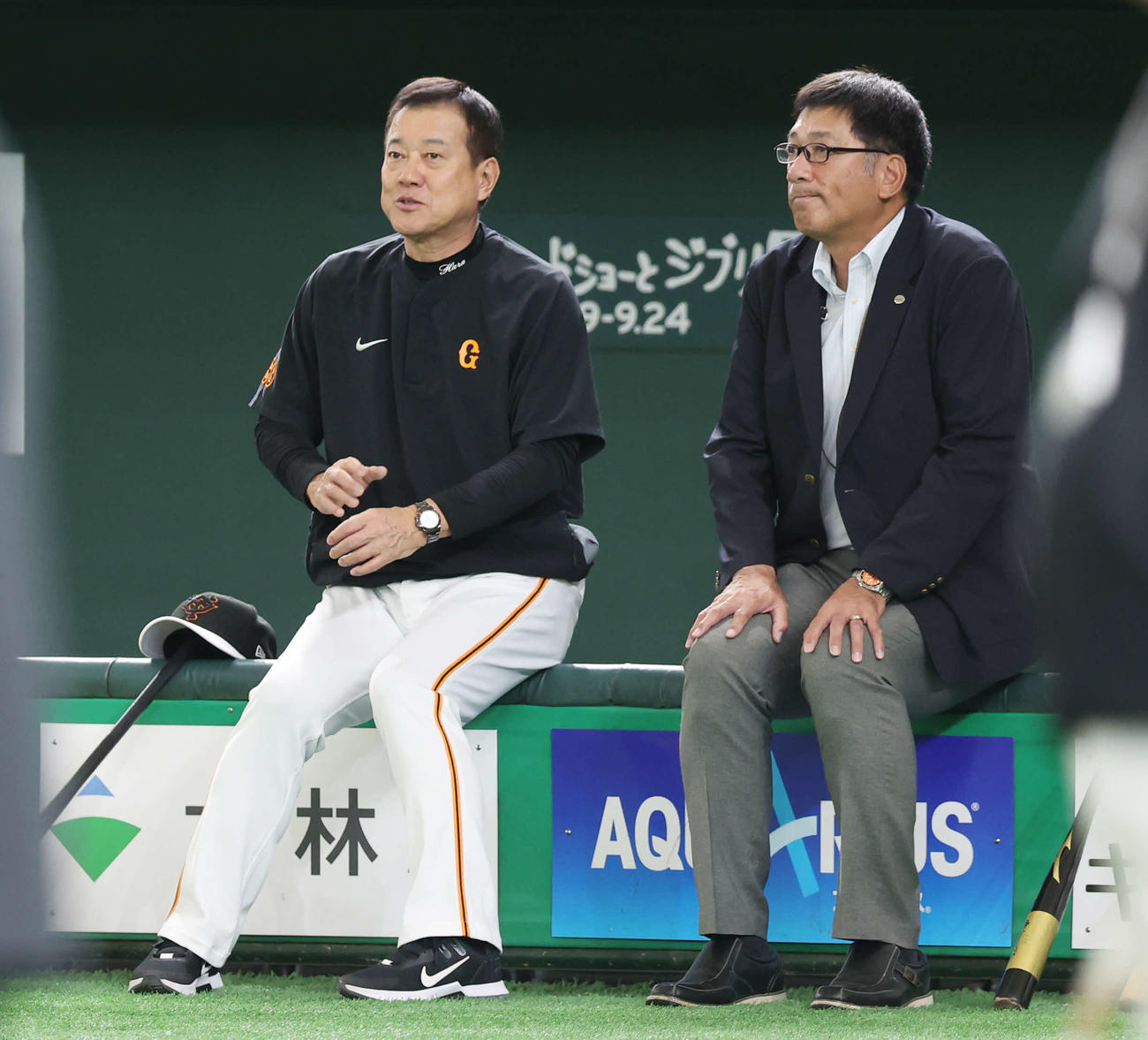 巨人対西武　試合前、話し込む巨人原監督（左）と駒田3軍監督（撮影・宮地輝）
