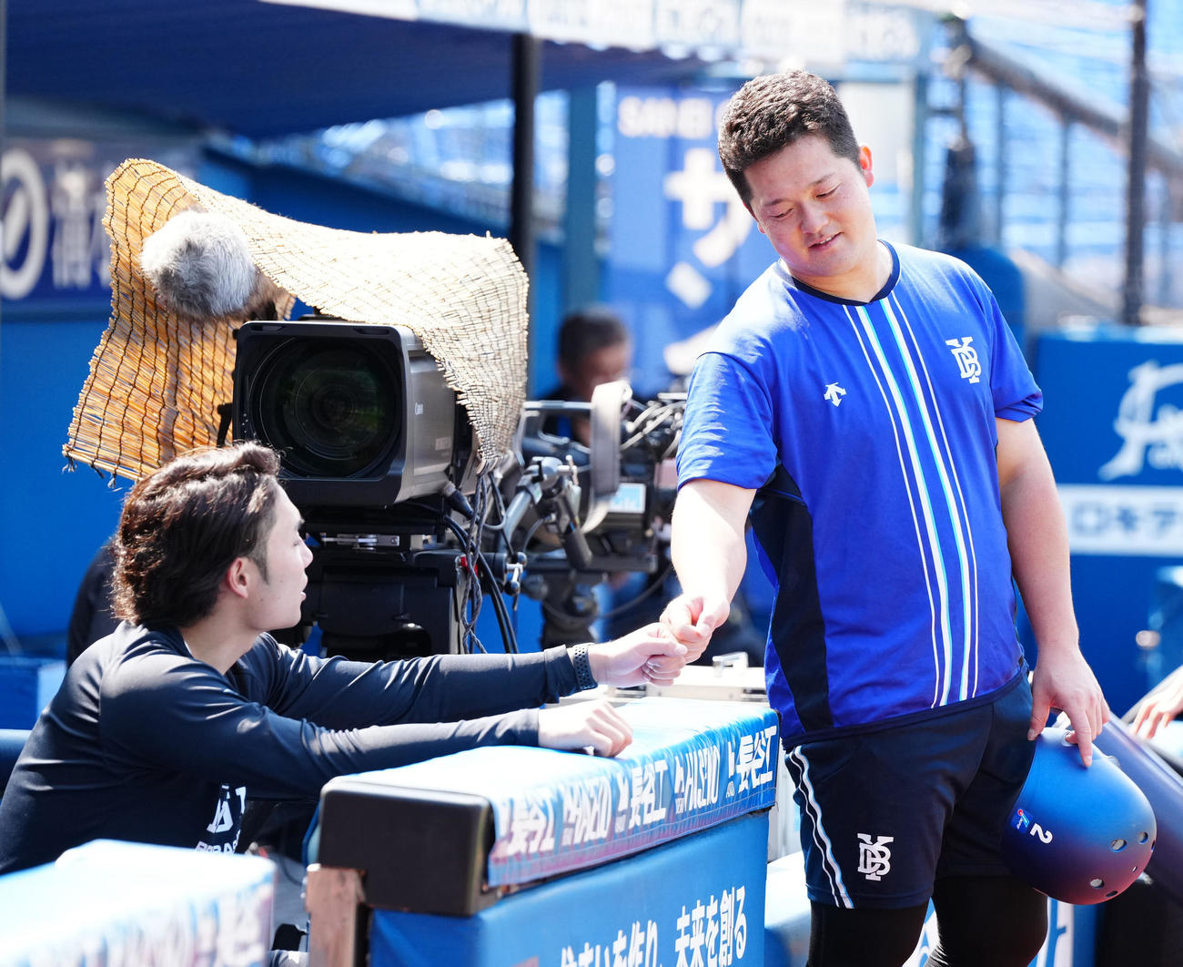 DeNA対日本ハム　試合前練習中、あいさつを交わす日本ハム伊藤（左）とDeNA牧（撮影・江口和貴）