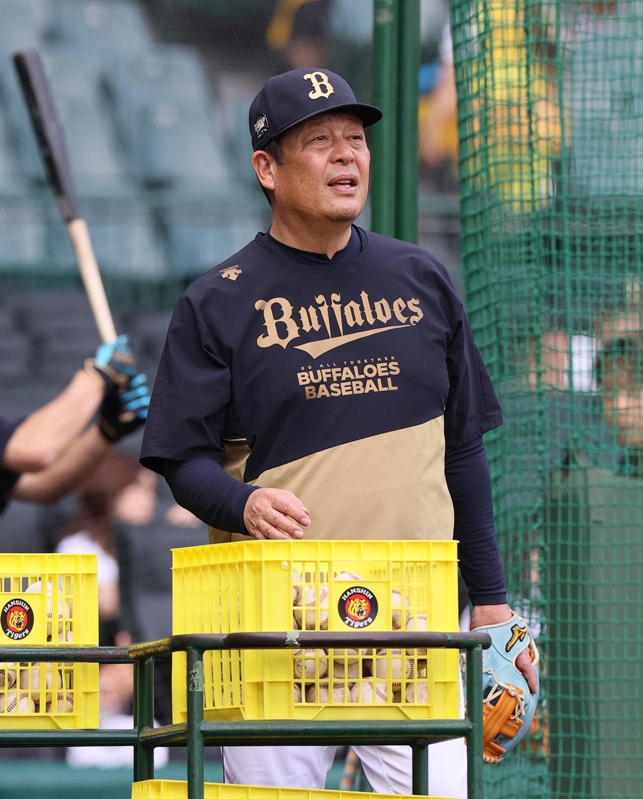 阪神対オリックス　練習を見守るオリックス水本ヘッドコーチ（撮影・上山淳一）