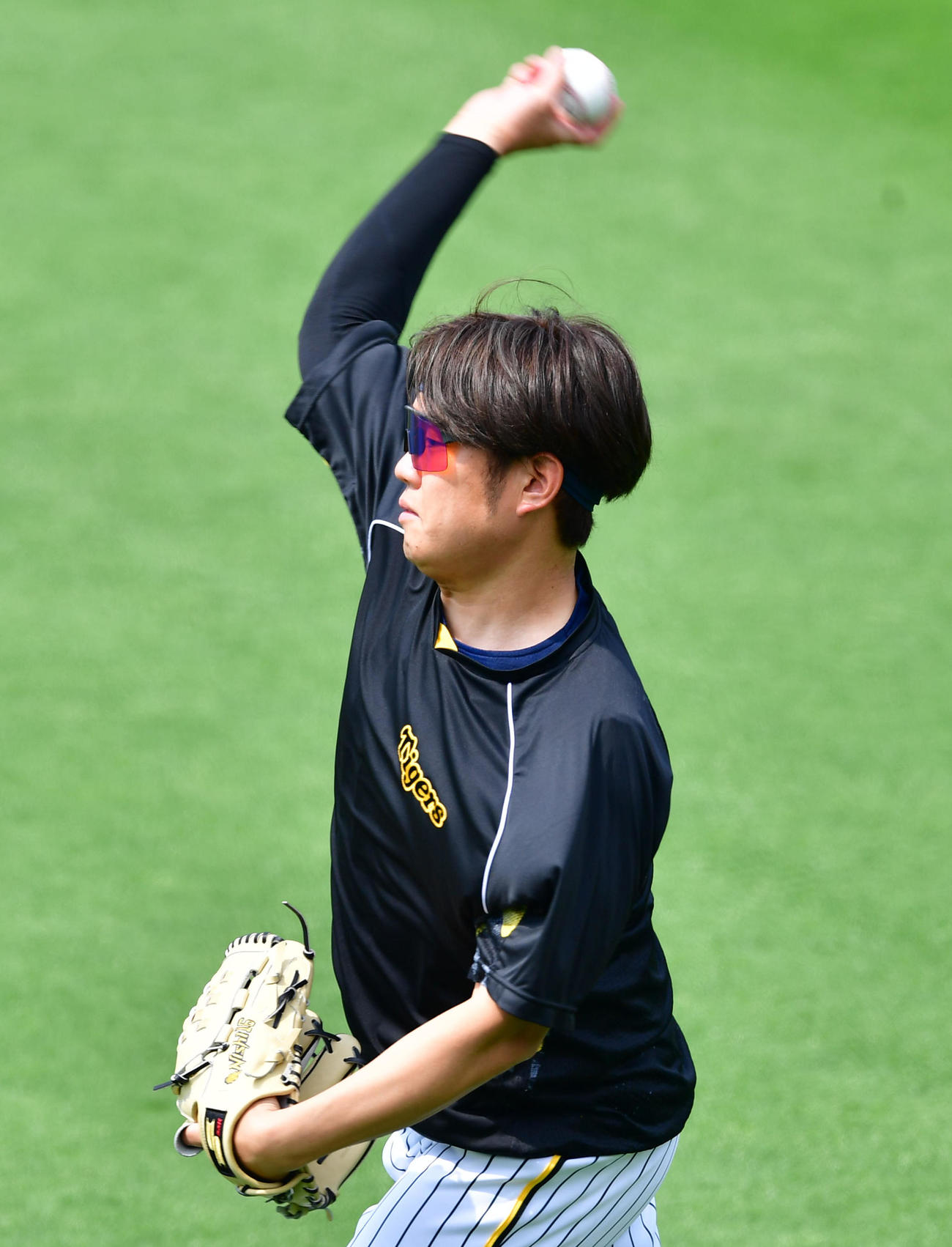 阪神対オリックス　キャッチボールを行う阪神西勇（撮影・前岡正明）