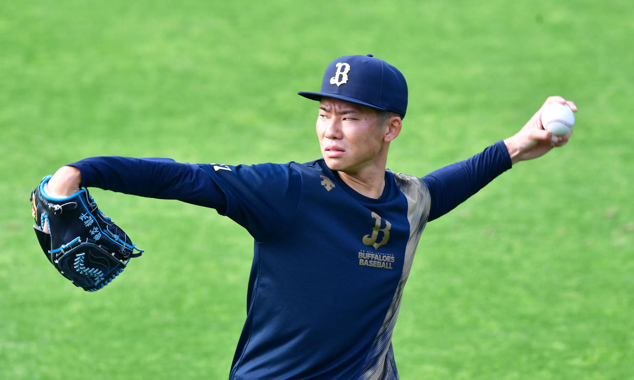 阪神対オリックス　キャッチボールを行うオリックス曽谷（撮影・前岡正明）