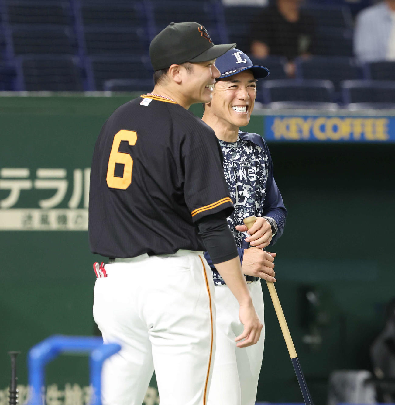 巨人対西武　試合前、笑顔を見せる巨人坂本（左）と西武松井監督（撮影・宮地輝）
