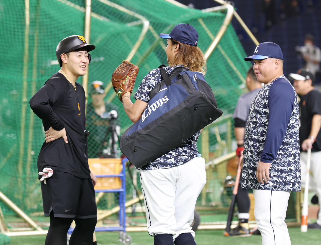 巨人対西武　試合前、話し込む巨人岡本和（左）、西武高橋（中央）、渡部（撮影・宮地輝）