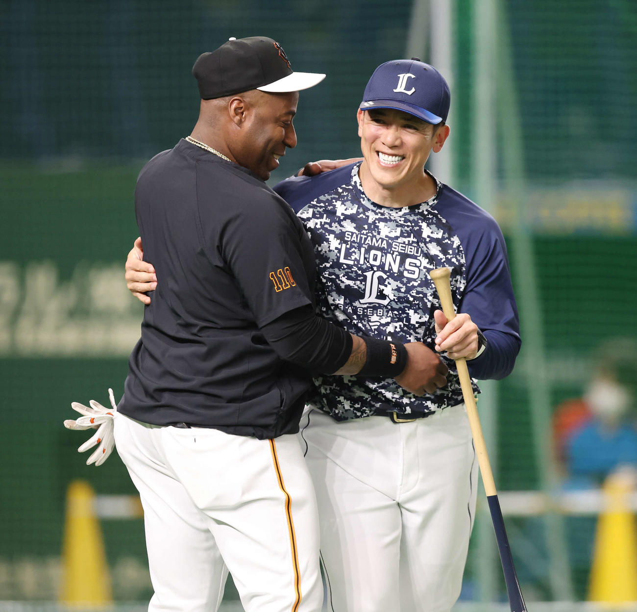 巨人対西武　試合前、笑顔を見せる巨人ウィーラー打撃コーディネーター（左）と西武松井監督（撮影・宮地輝）