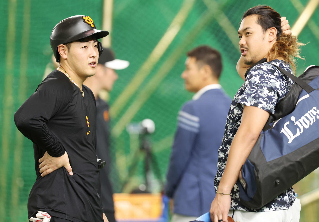 巨人対西武　試合前、話し込む巨人岡本和（左）と西武高橋（撮影・宮地輝）