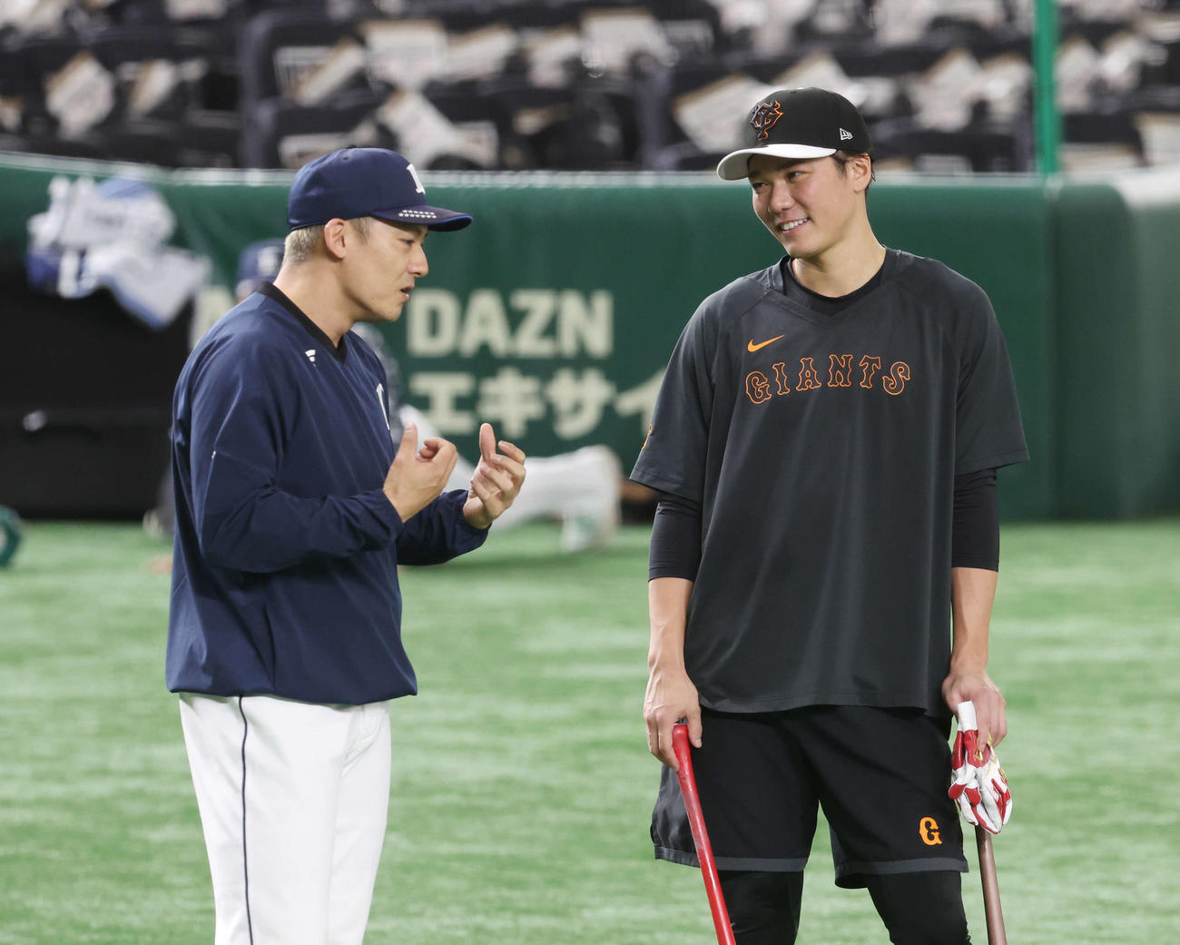 巨人対西武　試合前、話し込む西武栗山（左）と巨人坂本（撮影・宮地輝）