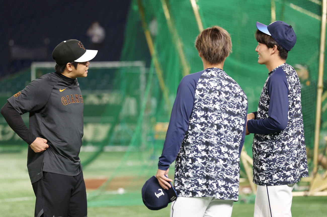 巨人対西武　試合前、話し込む巨人松原（左）と西武源田（右）（撮影・宮地輝）