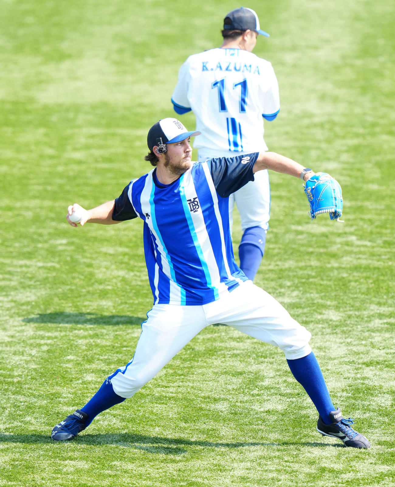 DeNA対日本ハム　試合前練習でキャッチボールするDeNAバウアー（撮影・江口和貴）