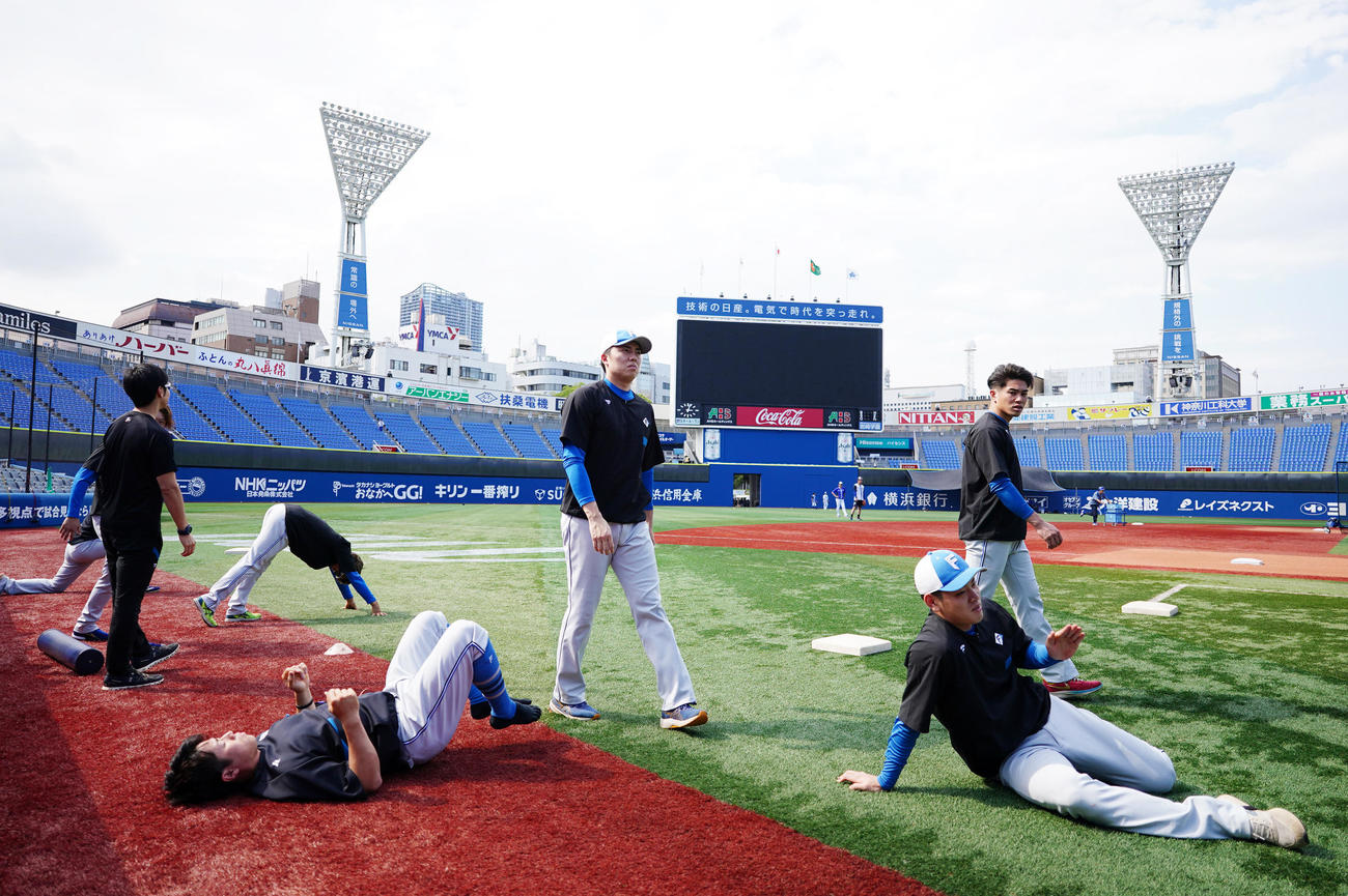 DeNA対日本ハム　横浜スタジアムで試合前練習に臨む日本ハム田中正（中央）（撮影・江口和貴）