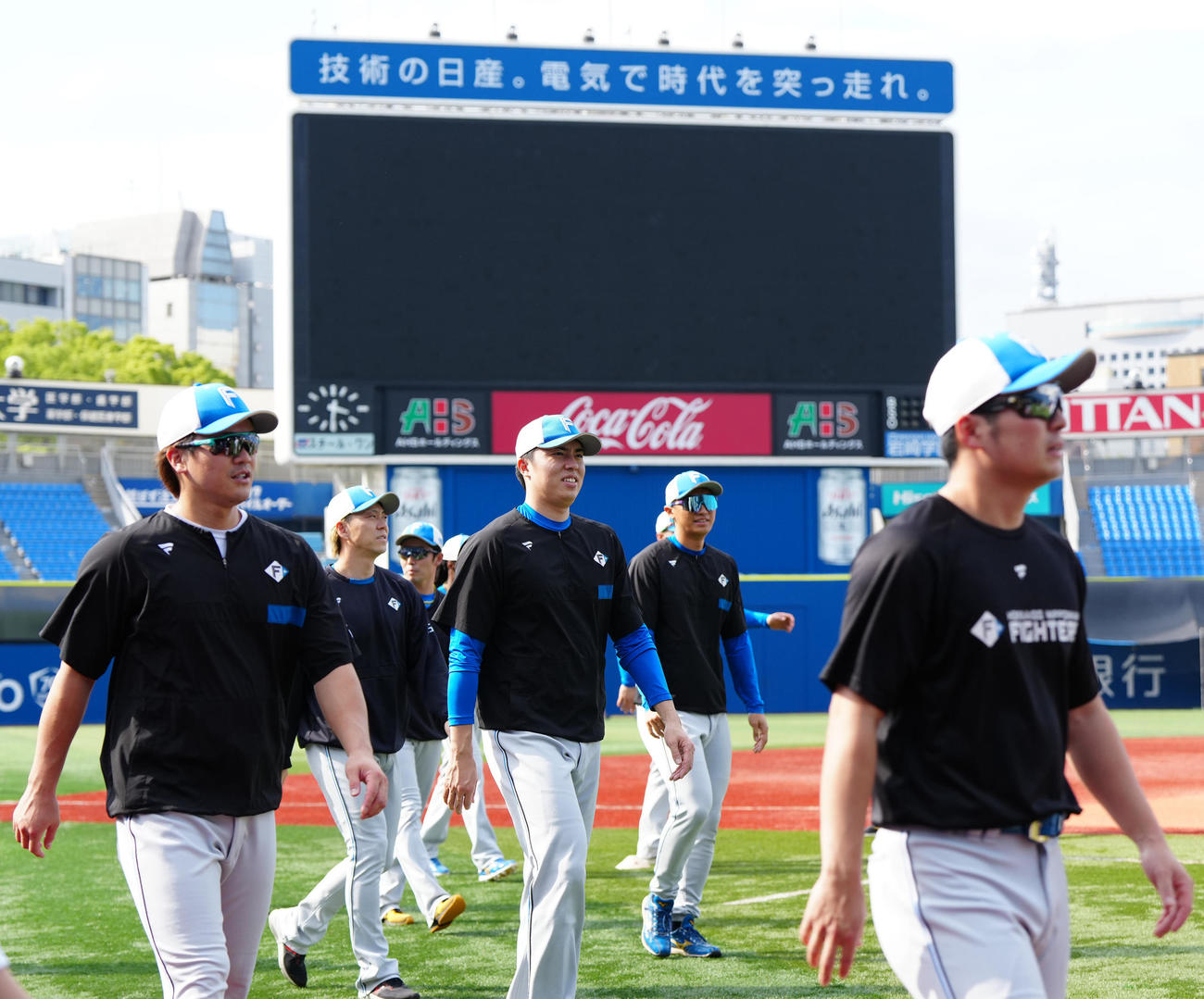 DeNA対日本ハム　横浜スタジアムで試合前練習に臨む日本ハム田中正（中央）（撮影・江口和貴）
