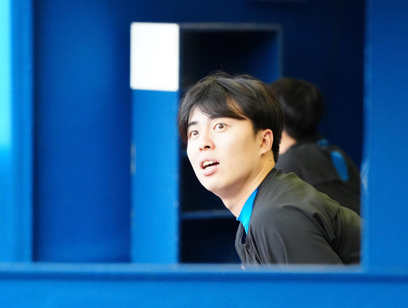 DeNA対日本ハム　練習前、ベンチに座る日本ハム田中正（撮影・江口和貴）