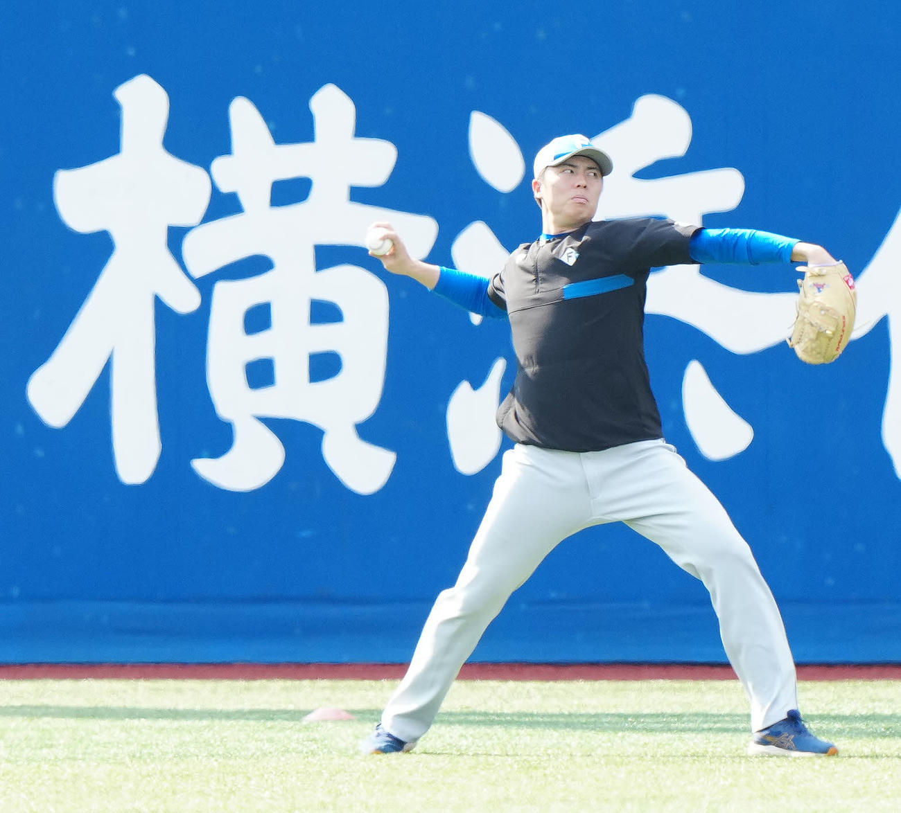 DeNA対日本ハム　練習前練習でキャッチボールする日本ハム田中正（撮影・江口和貴）