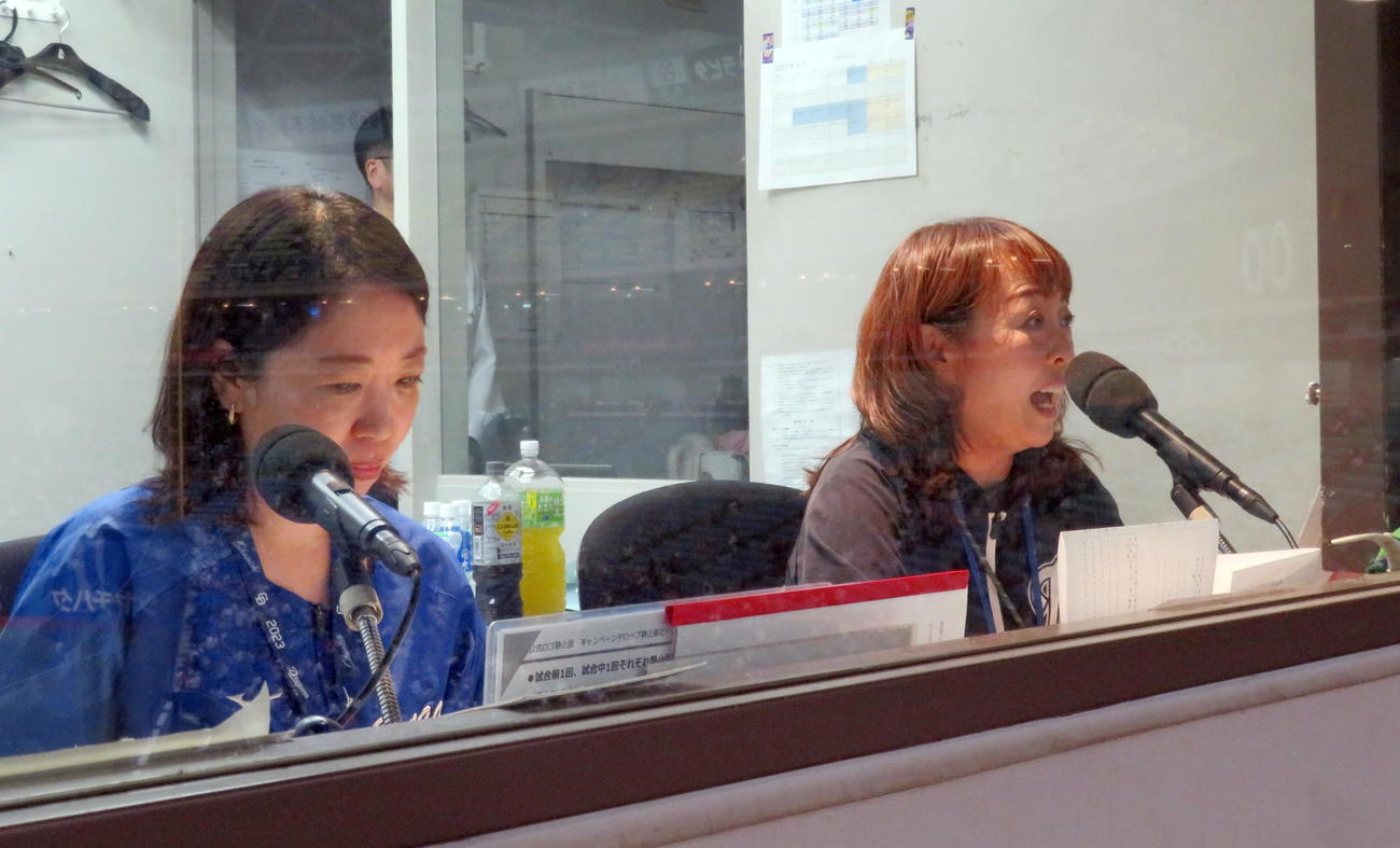 バンテリンドームの「女性アナウンス交流企画」で中日担当の酒井美幸さん（左）と並んでアナウンスを務めるロッテ谷保恵美さん（撮影・鎌田直秀）