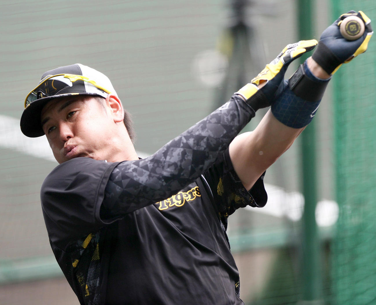 阪神対オリックス　トス打撃で汗を流す阪神梅野（撮影・上山淳一）