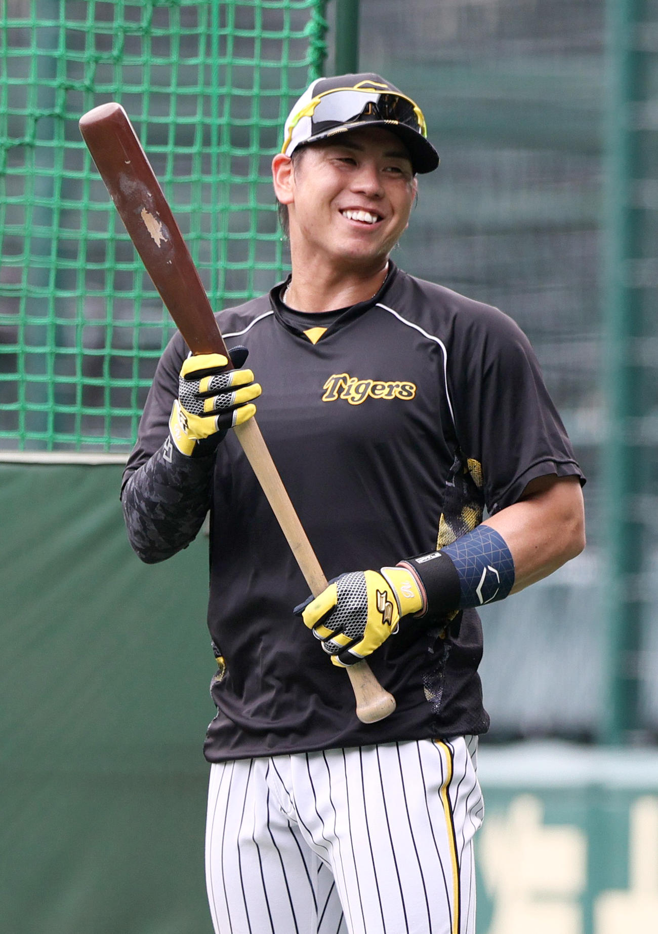 阪神対オリックス　試合前の練習でリラックスした表情の阪神梅野（撮影・上山淳一）