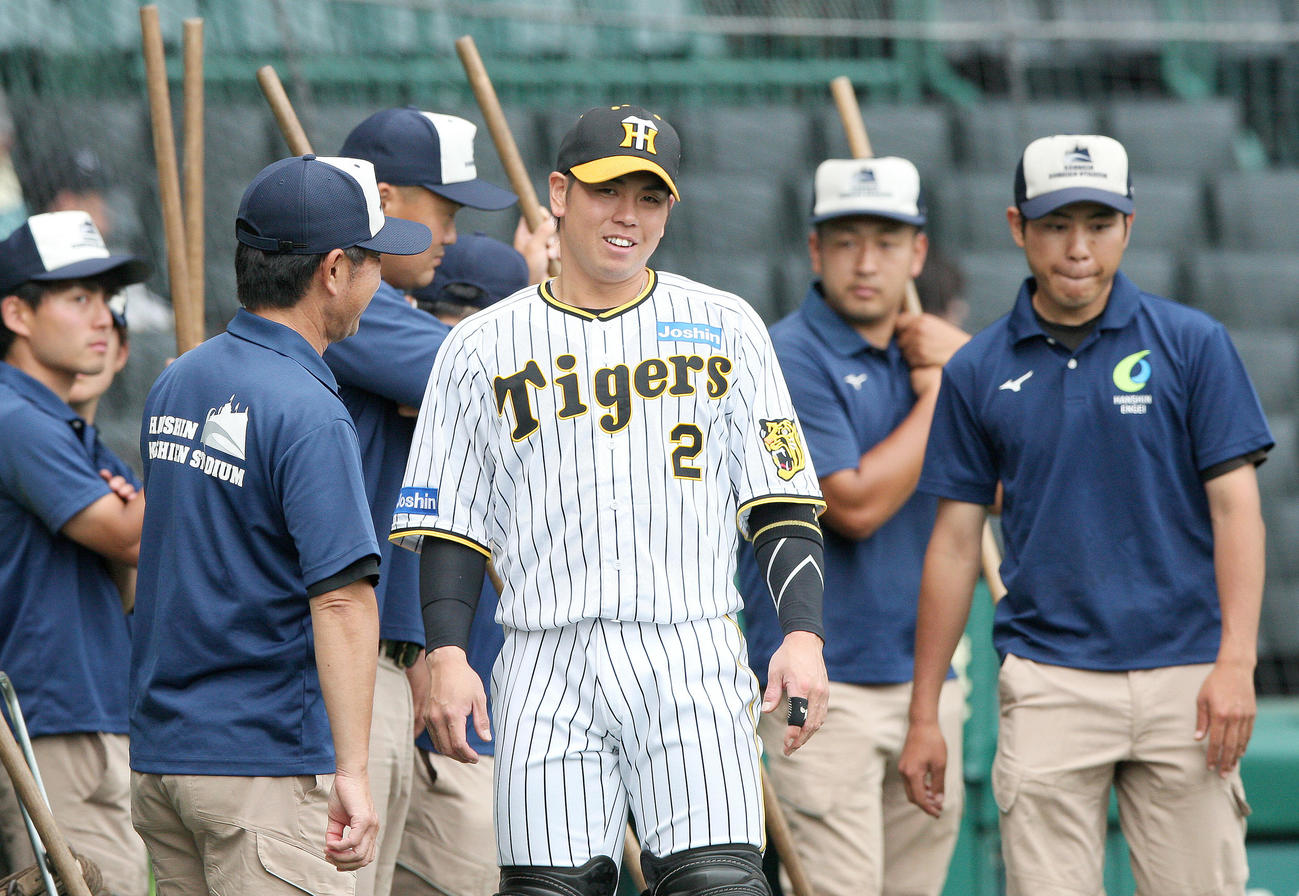阪神対オリックス　試合前、阪神園芸の金沢部長（手前）と話す阪神梅野（撮影・上山淳一）