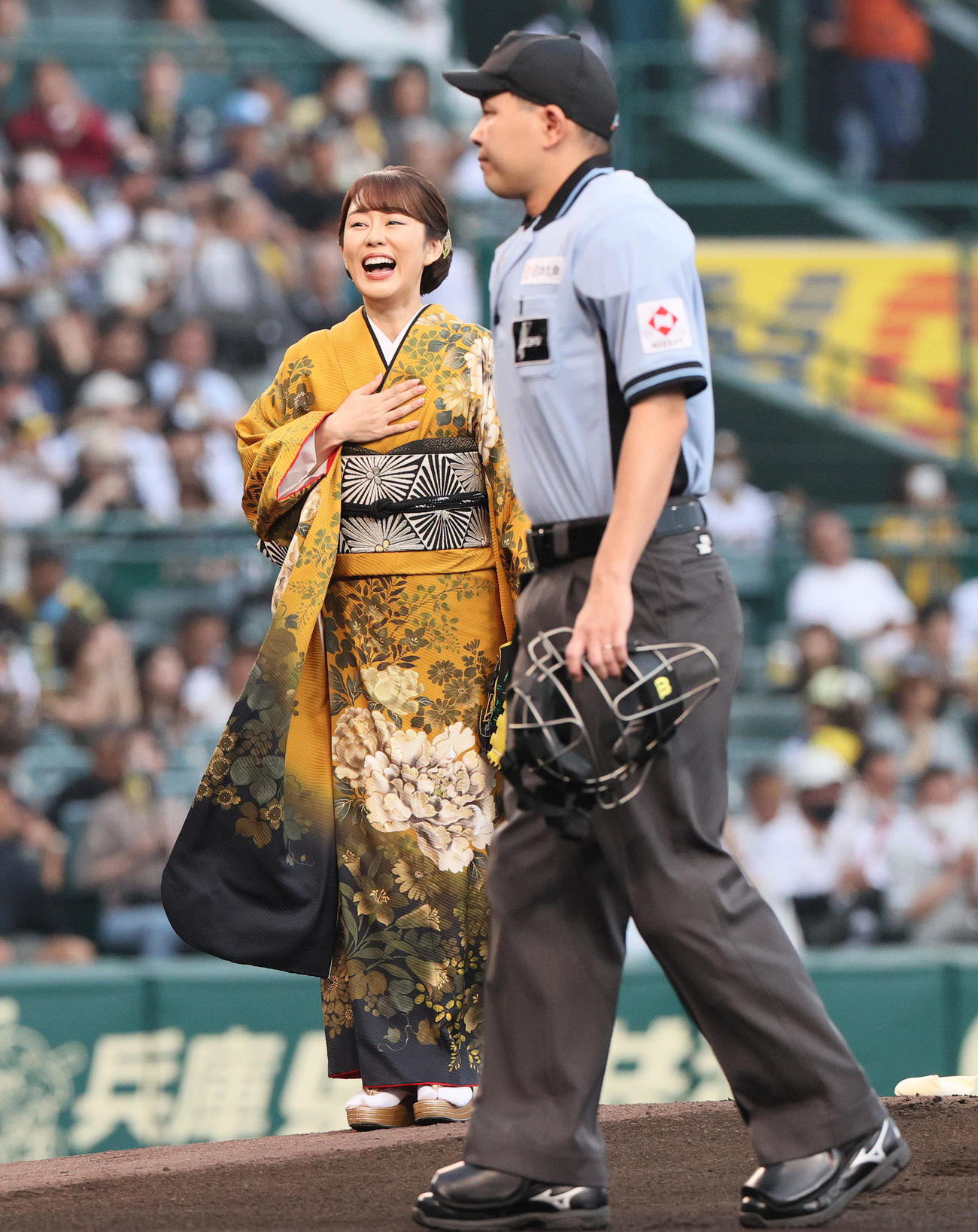 阪神対オリックス　始球式で投球を終え笑顔を見せる演歌歌手の丘みどり（撮影・上山淳一）