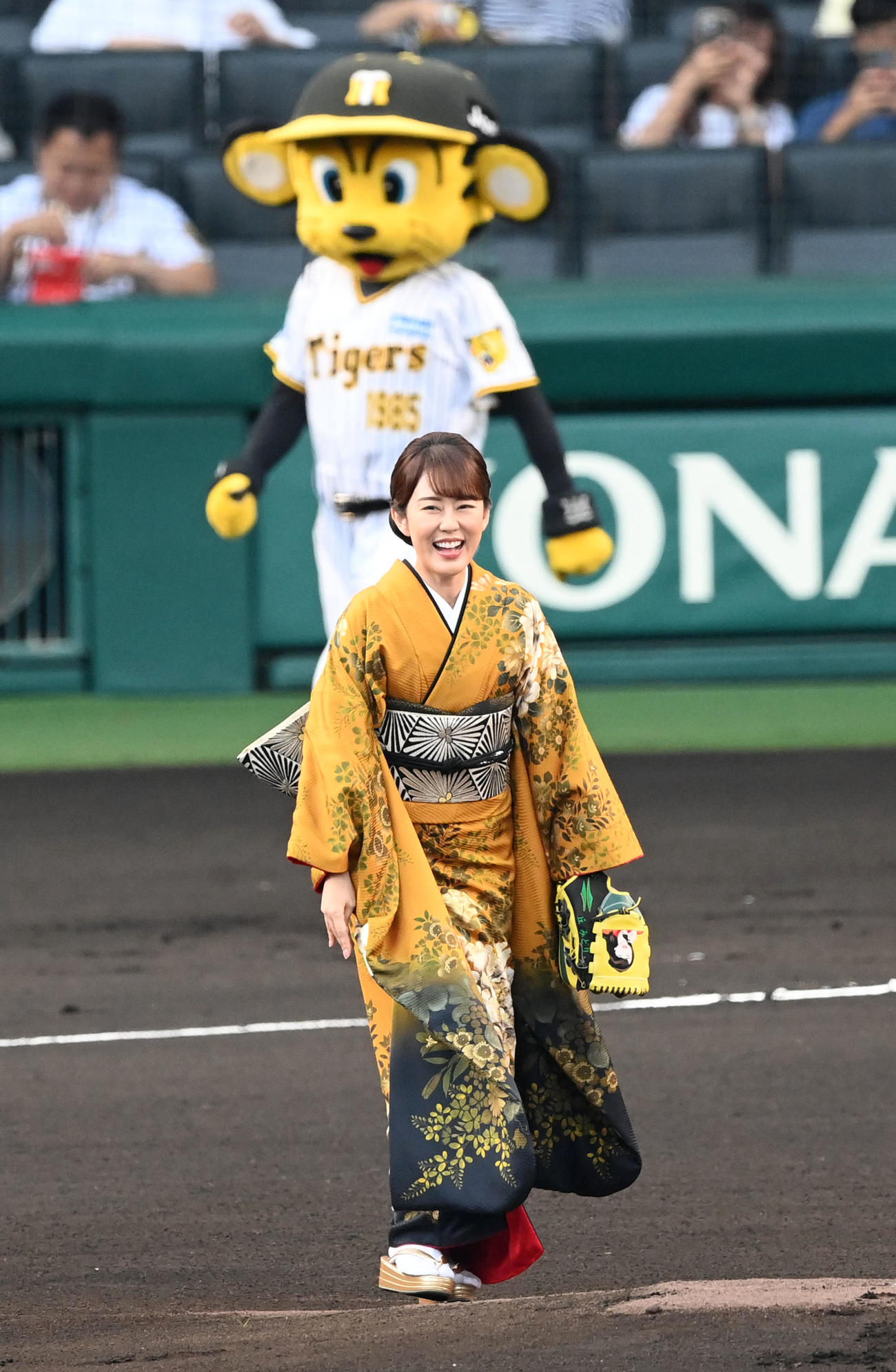 阪神対オリックス　始球式を務めた演歌歌手の丘みどり（撮影・前岡正明）