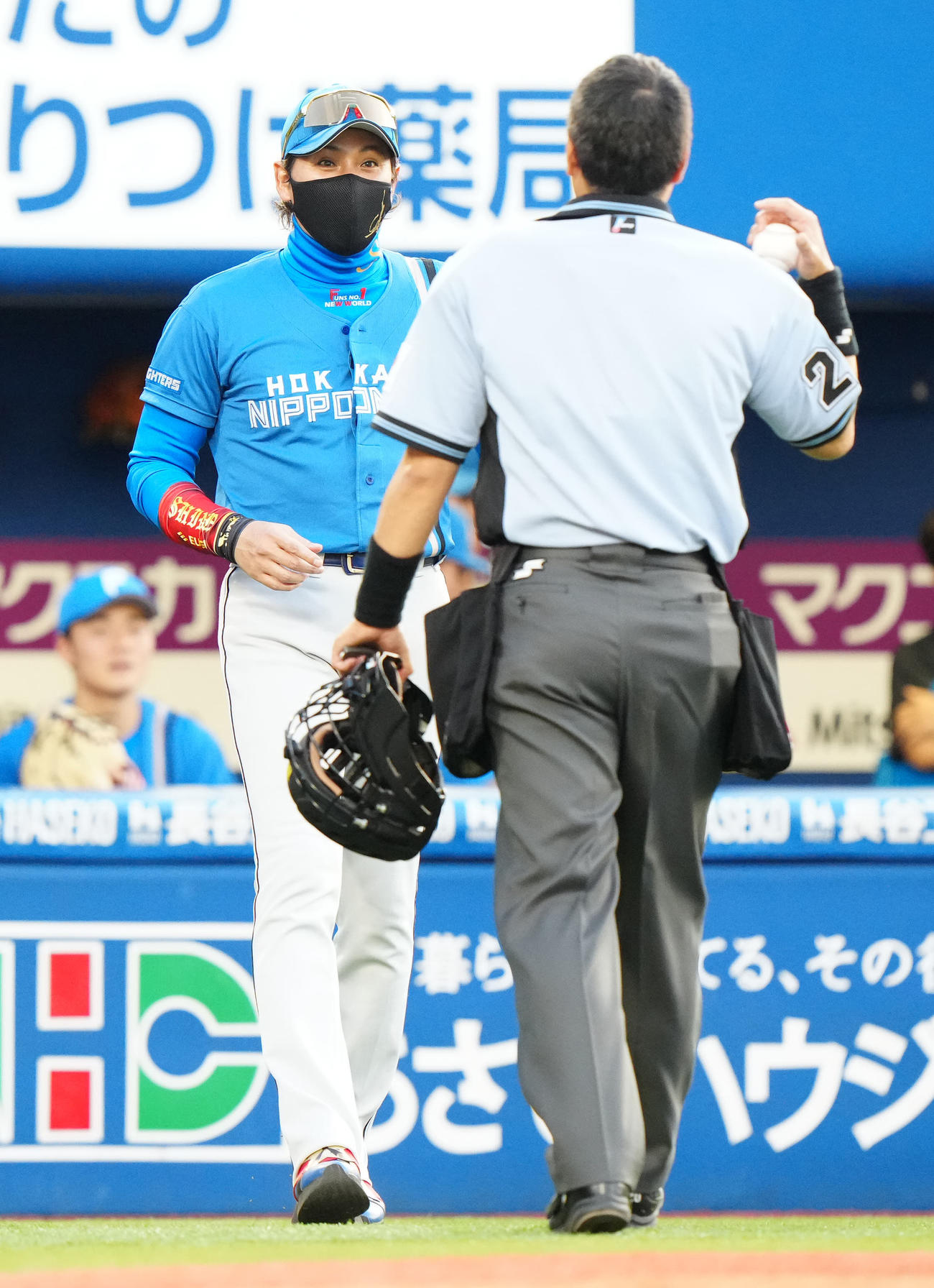 DeNA対日本ハム　1回裏開始前、守備位置の変更を伝える日本ハム新庄監督（撮影・江口和貴）