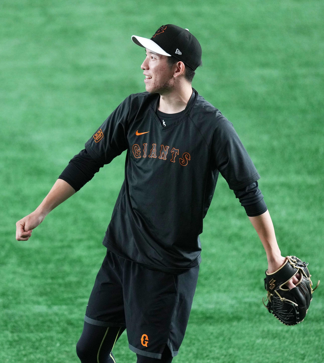巨人対西武　キャッチボールをする巨人戸郷（撮影・横山健太）