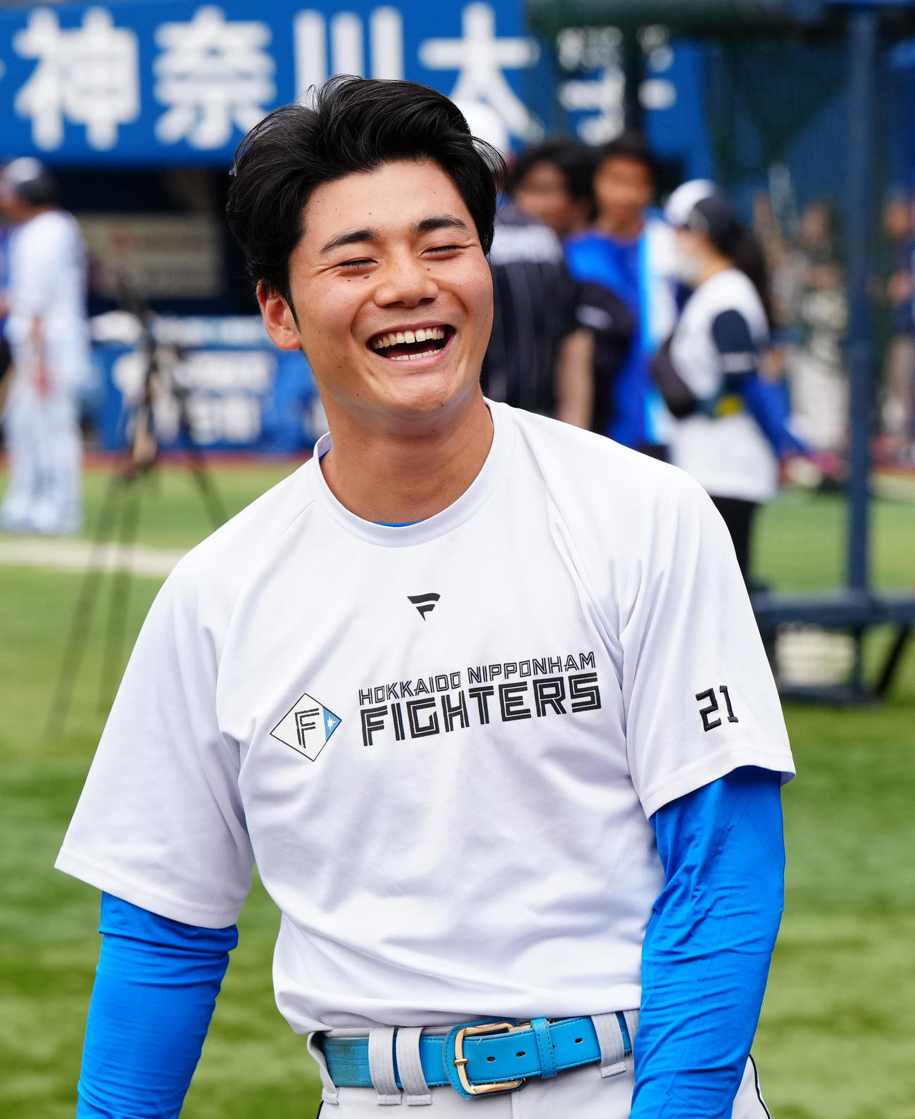 DeNA対日本ハム　試合前に写真撮影に応じ、笑顔を見せる日本ハム清宮（撮影・江口和貴）