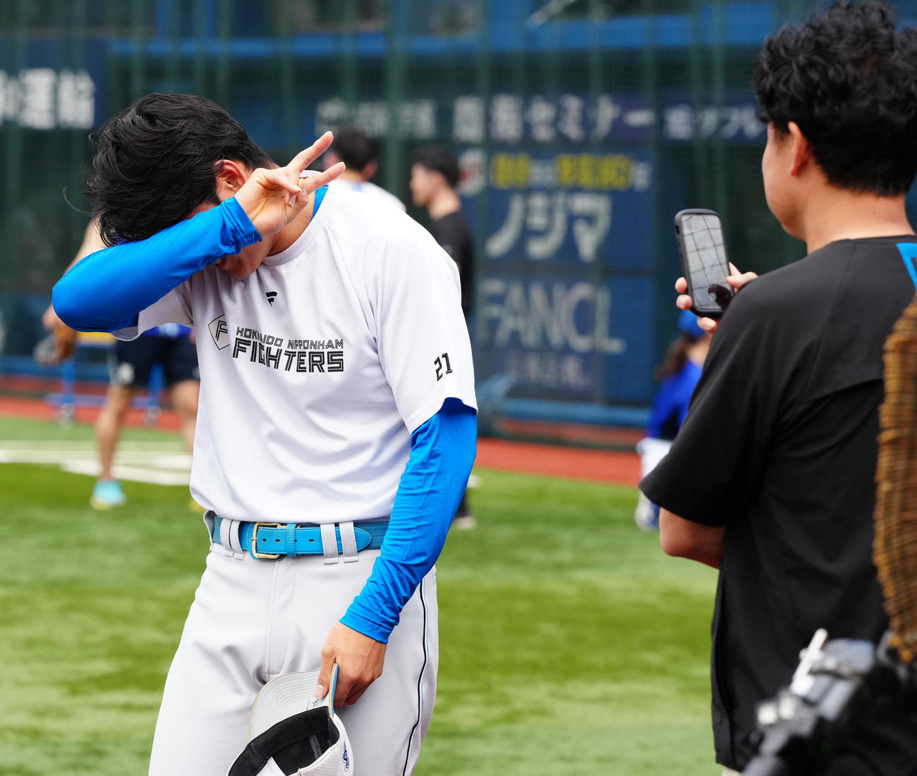 DeNA対日本ハム　試合前、写真撮影でポーズを決める日本ハム清宮（撮影・江口和貴）