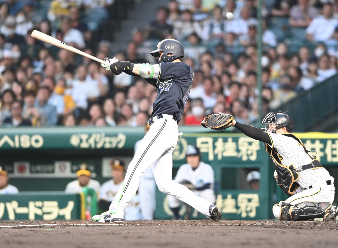 阪神対オリックス　4回表オリックス無死満塁、右前適時打を放つ中川圭（撮影・和賀正仁）