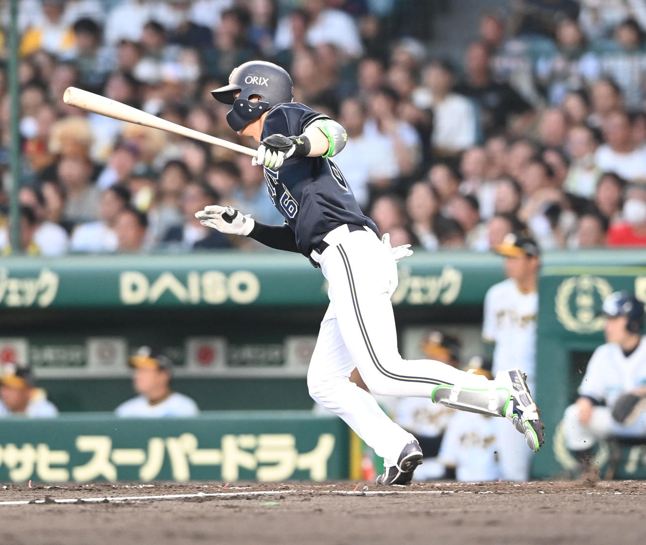 阪神対オリックス　4回表オリックス無死満塁、右前適時打を放つ中川圭（撮影・和賀正仁）