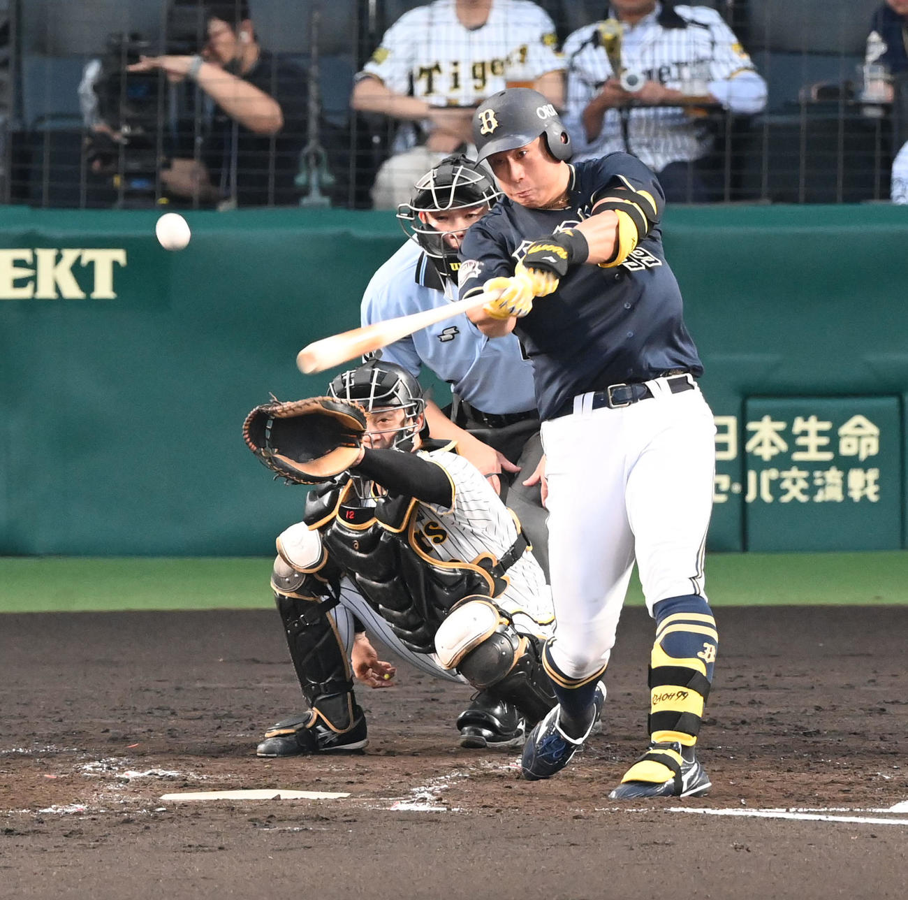 阪神対オリックス　4回表オリックス無死一塁、杉本は中前打を放つ（撮影・前岡正明）