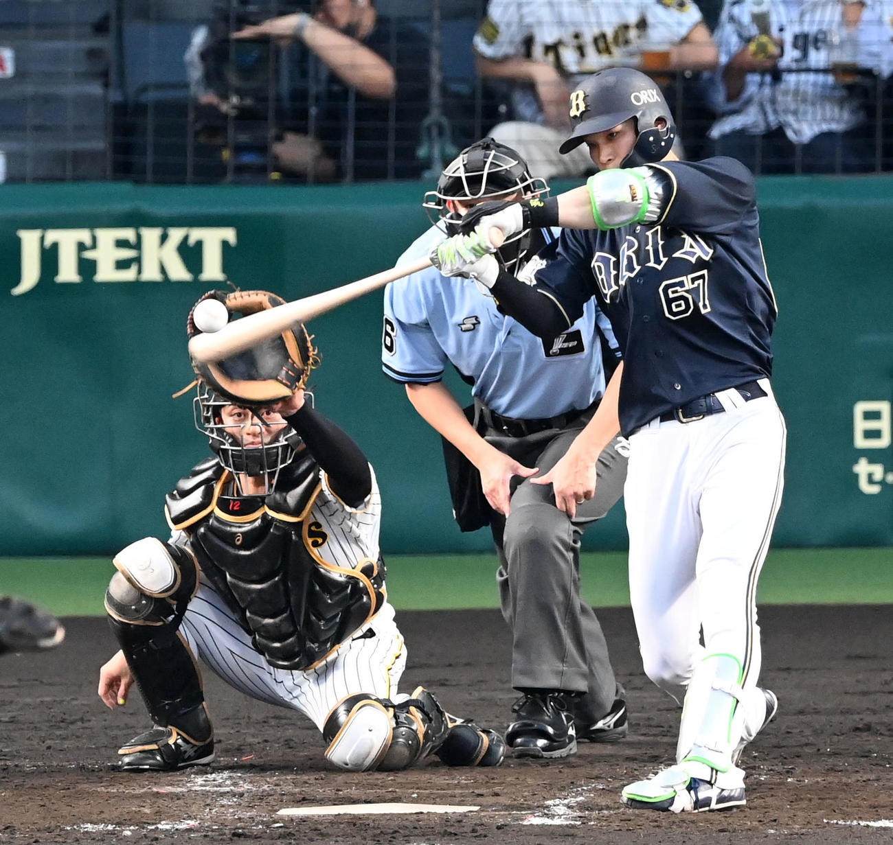 阪神対オリックス　4回表オリックス無死満塁、中川圭は先制右前適時打を放つ（撮影・前岡正明）