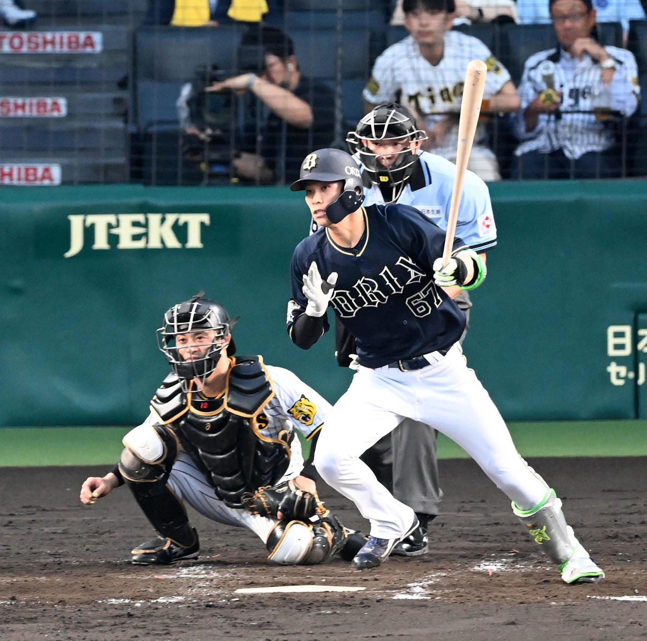 阪神対オリックス　4回表オリックス無死満塁、中川圭は先制右前適時打を放つ（撮影・前岡正明）
