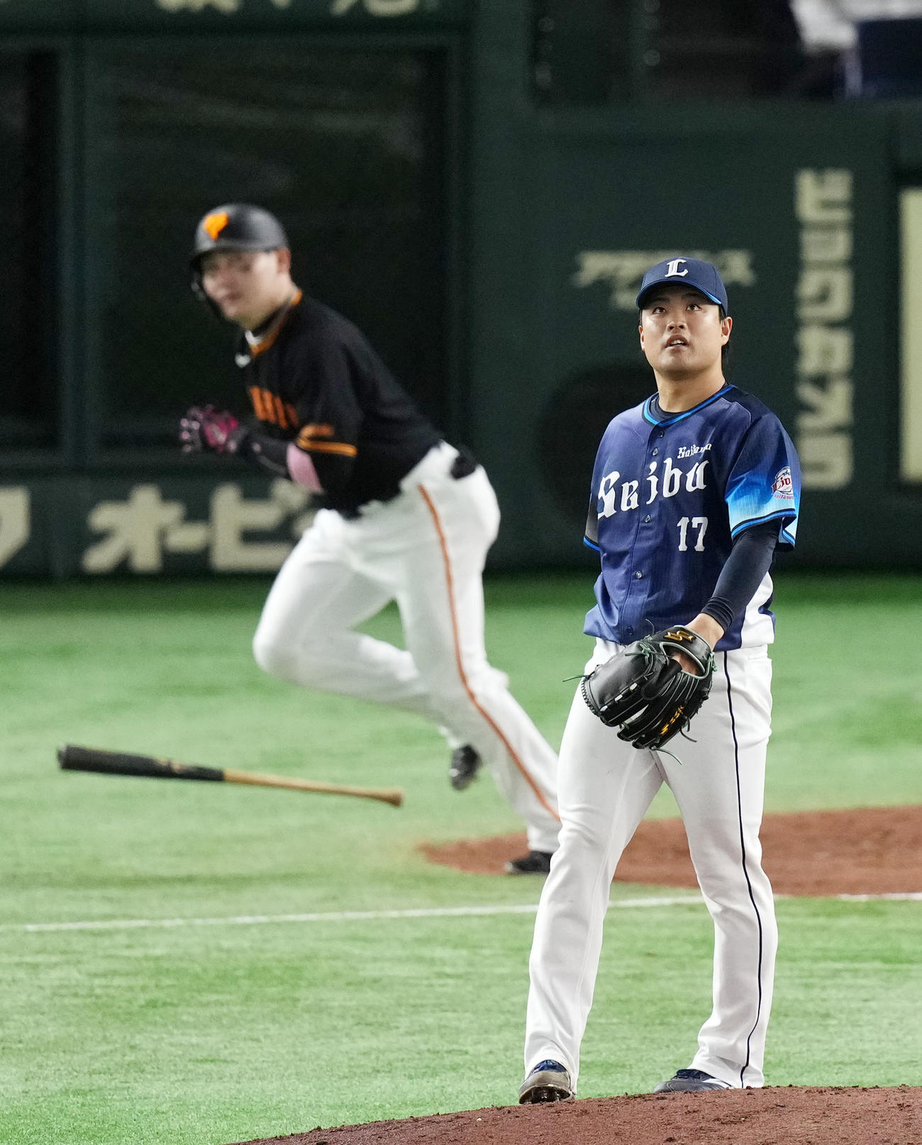 巨人対西武　4回裏巨人1死、丸（左）に中越え本塁打を浴びる松本（撮影・横山健太）