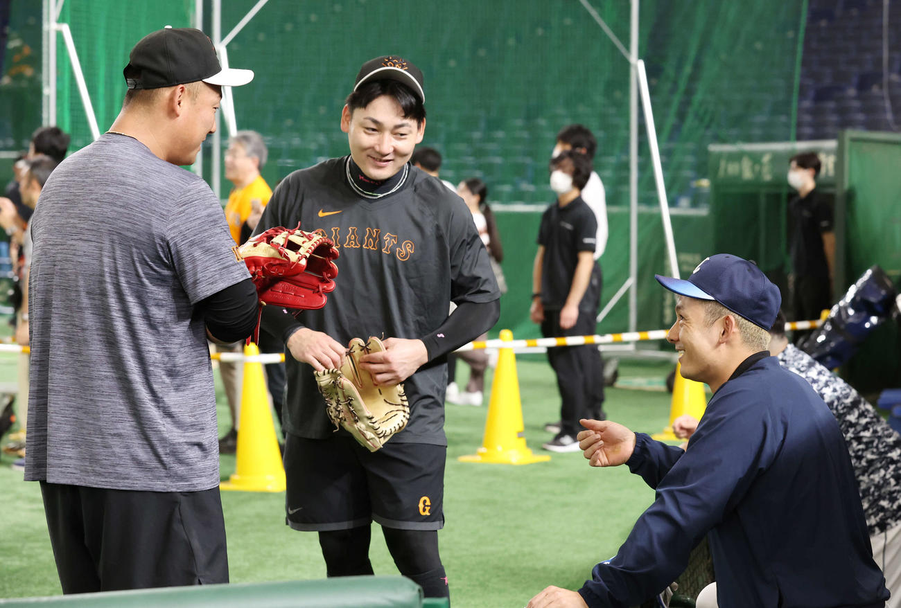 巨人対西武　試合前、談笑する巨人中田翔（左）、丸（中央）、西武栗山（撮影・宮地輝）