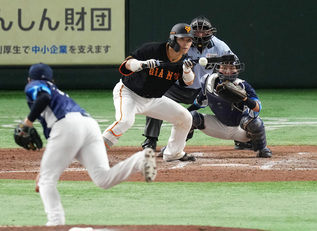 巨人対西武　5回裏巨人1死一、三塁、投犠打を決める大城卓。投手松本、捕手古市（撮影・横山健太）