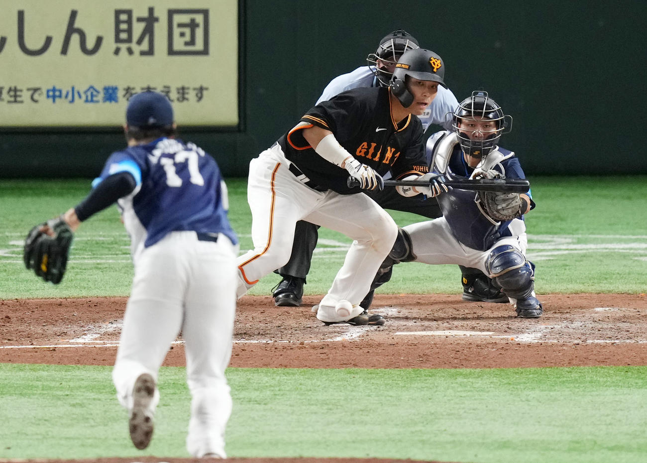 巨人対西武　5回裏巨人1死一、三塁、投犠打を決める大城卓。投手松本、捕手古市（撮影・横山健太）