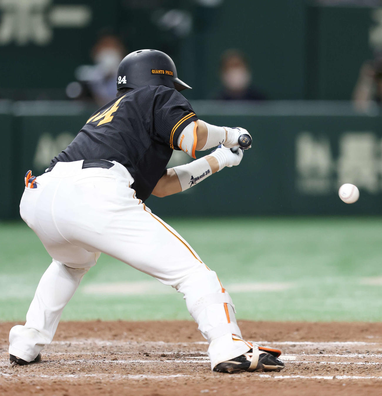 巨人対西武　5回裏巨人1死一、三塁、スクイズを決める大城卓（撮影・宮地輝）