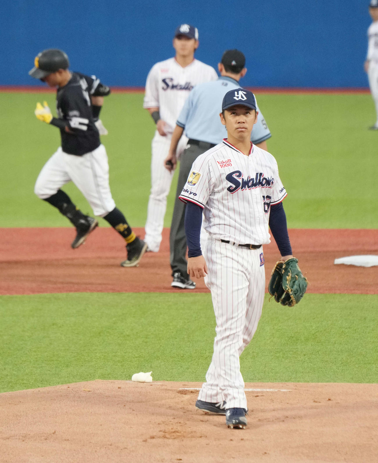 ヤクルト対ソフトバンク　1回表ソフトバンク無死、ヤクルト先発の小川は中村晃（左奥）に右越えの先頭打者本塁打を許す（撮影・小沢裕）
