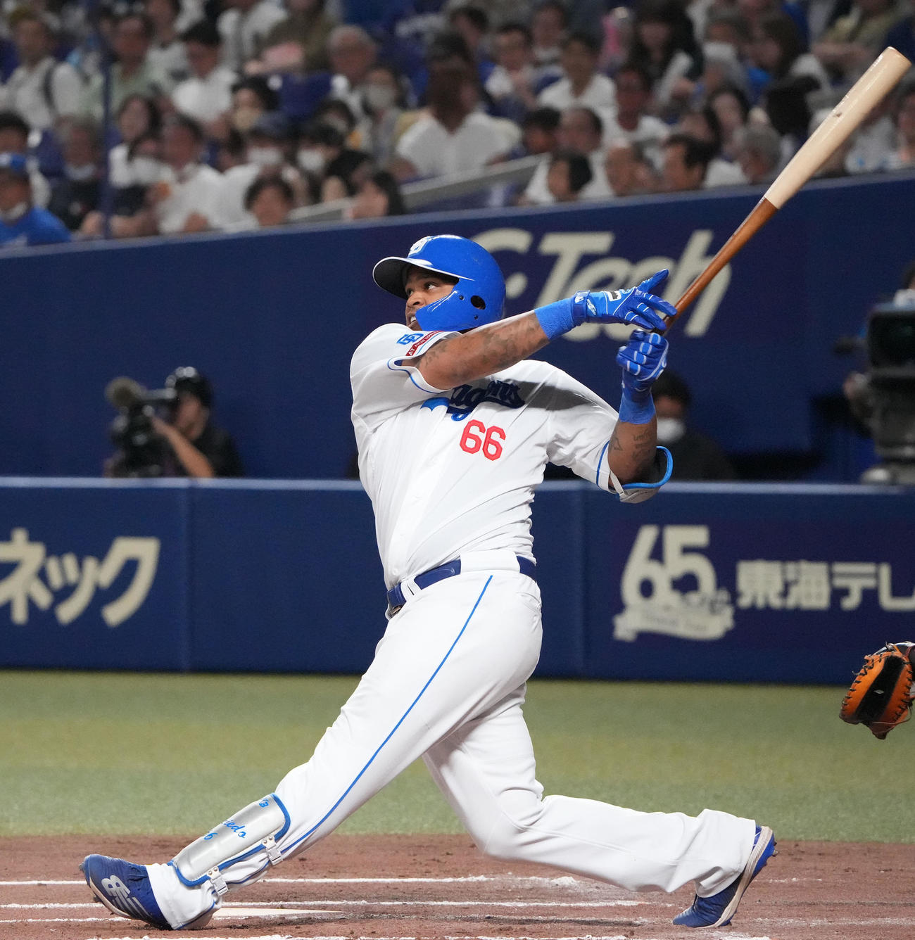 中日対ロッテ　6回裏中日無死、左中間スタンドへ本塁打を放つビシエド（撮影・森本幸一）