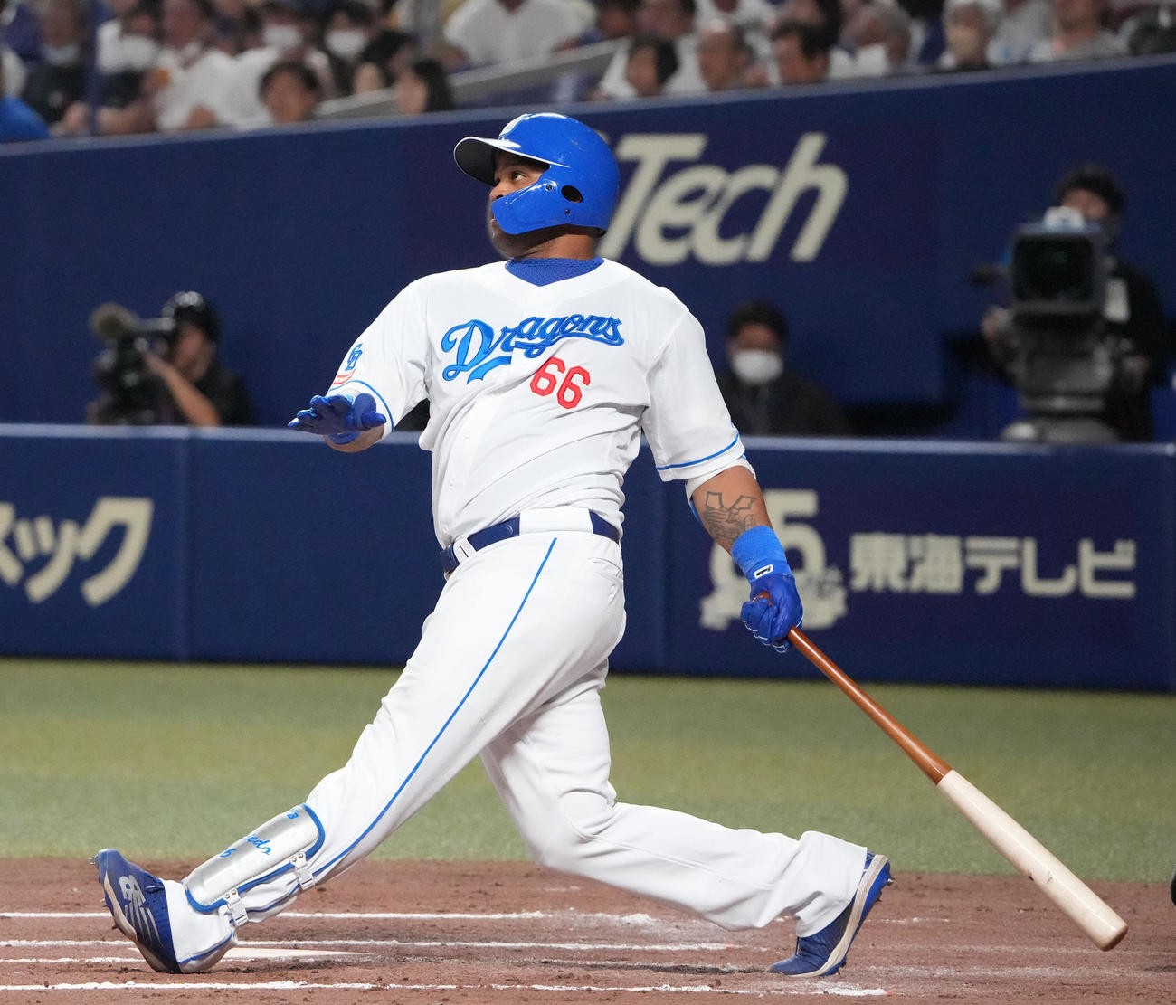 中日対ロッテ　6回裏中日無死、左中間スタンドへ本塁打を放つビシエド（撮影・森本幸一）