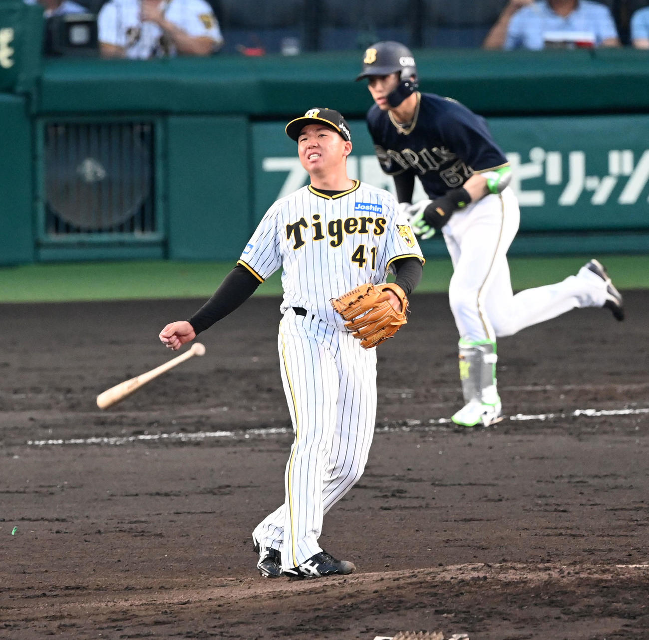 阪神対オリックス　4回表オリックス無死満塁、中川圭に先制右前適時打を打たれがっくりする阪神先発の村上（撮影・前岡正明）