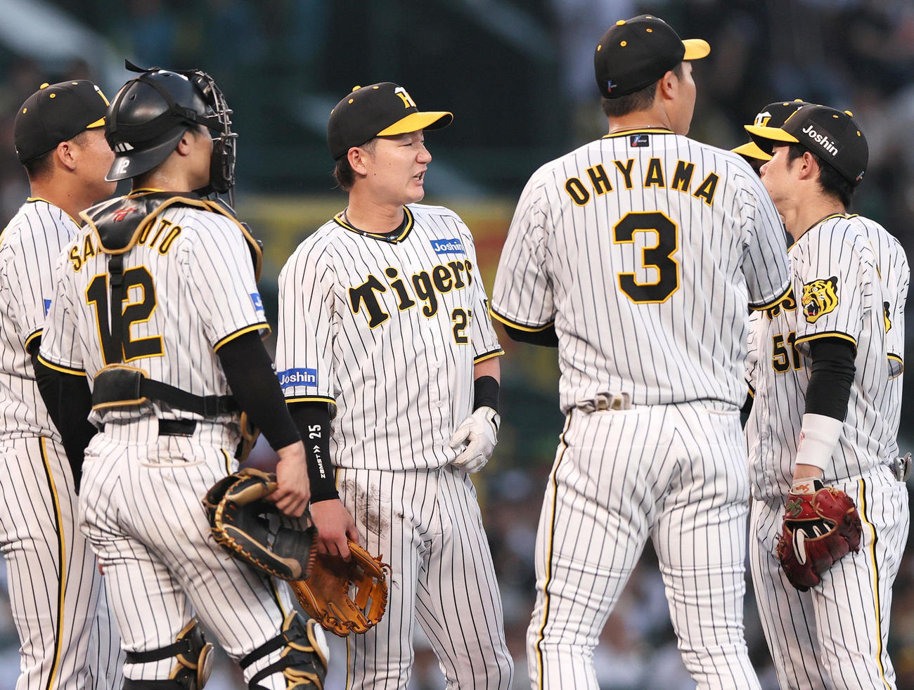 阪神対オリックス　4回表オリックス無死一、二塁、三塁手渡辺諒（左から3人目）は頓宮の三ゴロで二塁悪送球し、渋い表情を見せる（撮影・上山淳一）