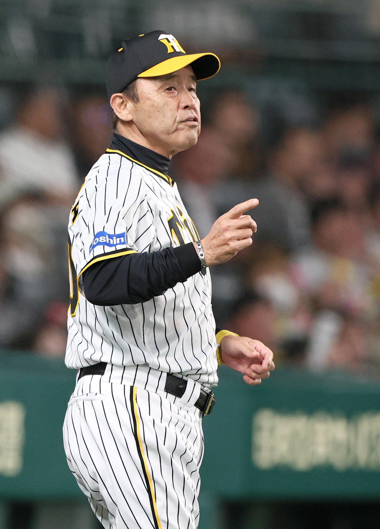 阪神対オリックス　9回裏阪神1死一、二塁、岡田監督は代打佐藤輝を告げる（撮影・上山淳一）