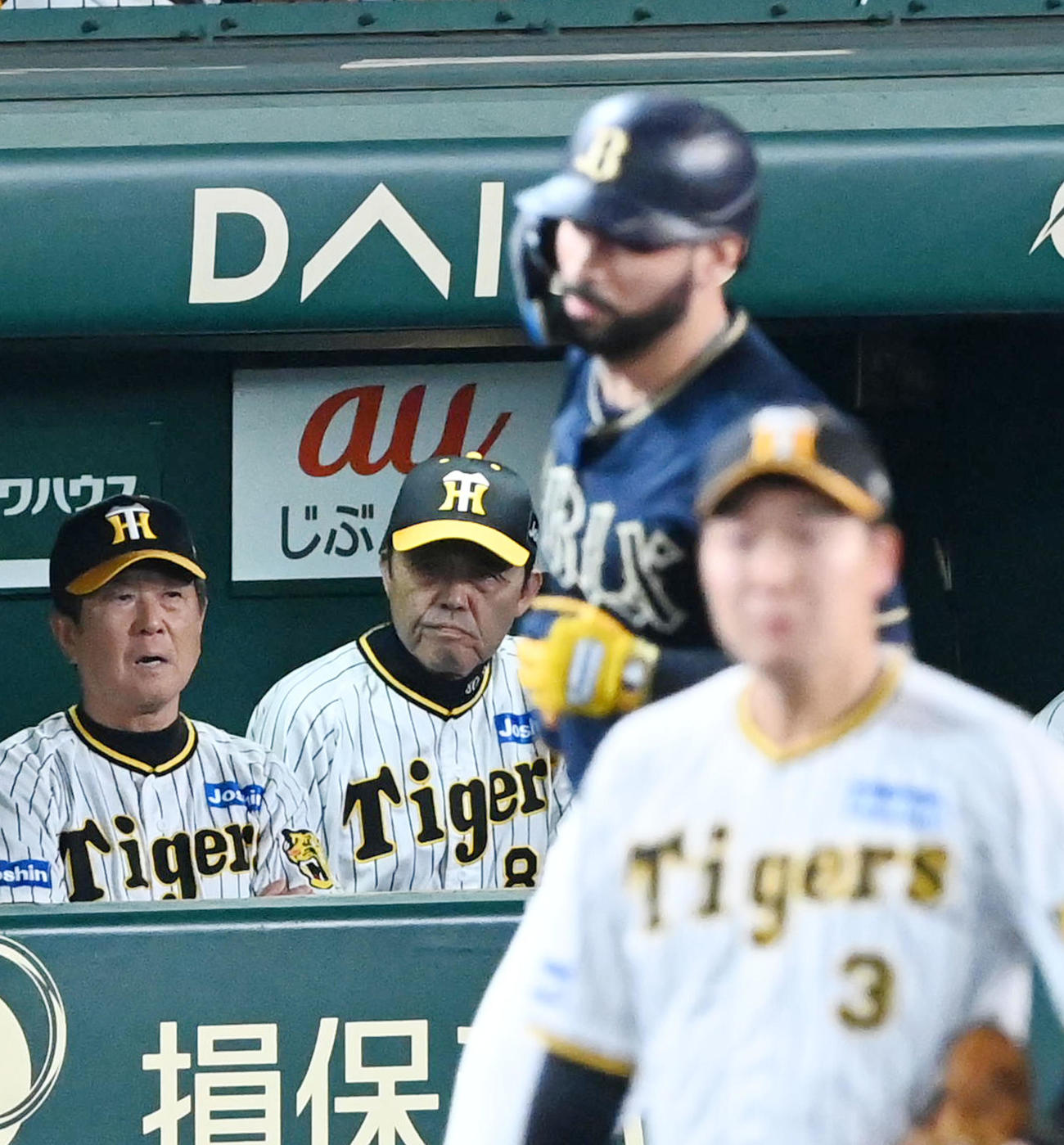 阪神対オリックス　7回表オリックス1死、岡田監督（中央）はゴンザレスに右越え本塁打を浴び、厳しい表情を見せる（撮影・前岡正明）